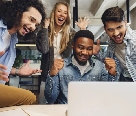 equipe de marketing felizes com resultados